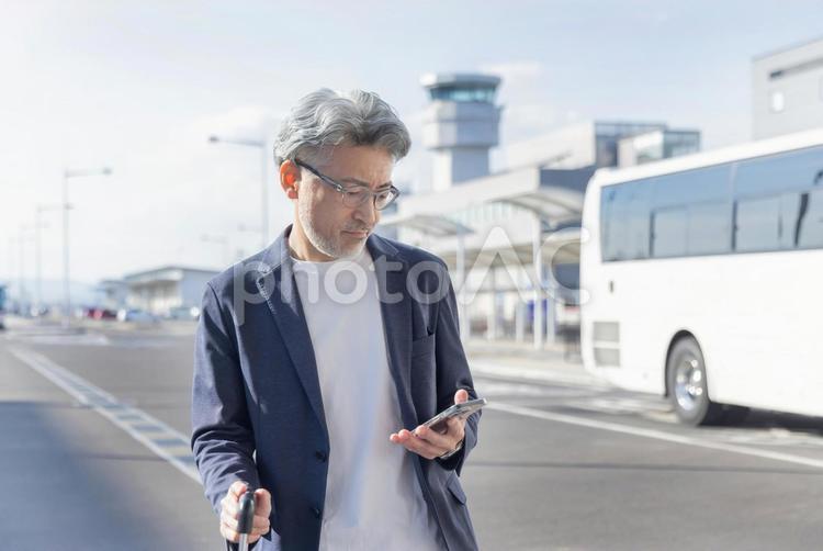 ミドル男性　空港　出張 空港,ビジネス,ミドルの写真素材