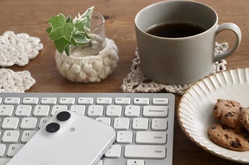 スマホとコーヒー　デスクワーク スマホ,ビジネス,デスクワークの写真素材