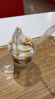 ソフトクリーム〜渋皮栗 マロン,ソフトクリーム,パフェの写真素材