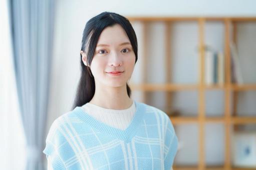 微笑みカメラ目線のベストを着た女性 女性,日本人,ライフスタイルの写真素材