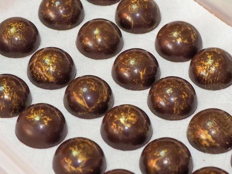 金箔チョコレートの整列 チョコレート,金箔,ボンボンショコラの写真素材