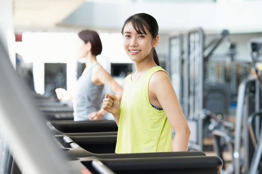 ジムでトレーニングする若い女性 ジム,フィットネス,トレーニングの写真素材