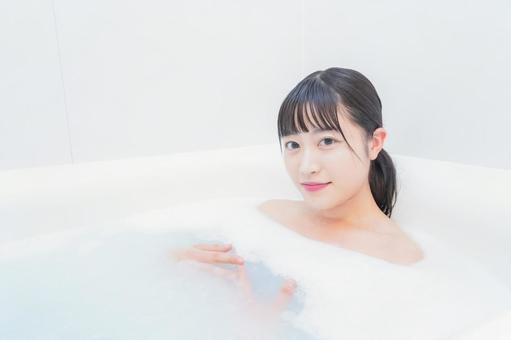 お風呂でお湯に浸かる若い女性 お風呂でお湯に浸かる若い女性 泡風呂,主婦,浸かるの写真素材