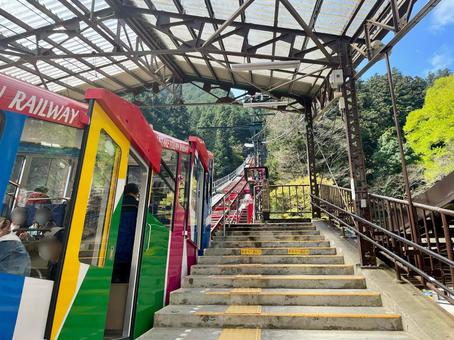 緑の山へ向かう、御岳山ケーブルカーの写真