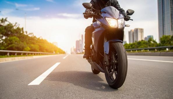 オートバイを運転するライダー オートバイを運転するライダーの写真