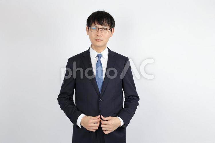 スーツを着る男性ビジネスマン ビジネスマン,サラリーマン,会社員の写真素材