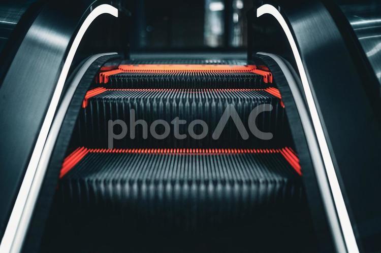 エスカレーターの階段のイメージ エスカレーター,階段,鉄の写真素材