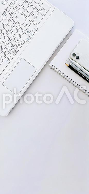 スマホとパソコン　背景　バナー　縦位置 パソコン,スマホ,バナー素材の写真素材