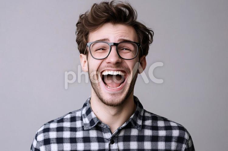 大きな笑顔を見せる若い男性 人物,男性,笑顔の写真素材