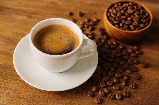 香り立つコーヒーカップの写真