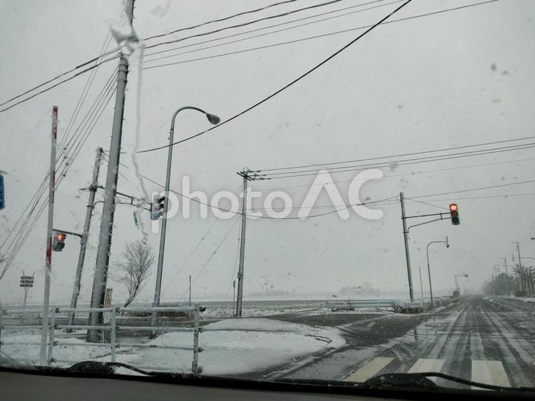 雪の中の交差点（車の中から） 空,雪,寒いの写真素材