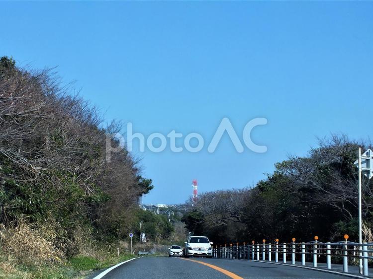 山の坂道を登ってくる車 車,道路,山道の写真素材