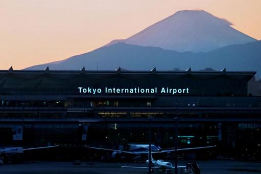 夕闇の羽田空港 羽田空港,国際空港,夕焼けの写真素材