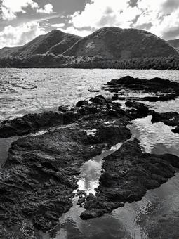 奄美大島 戸口の海 モノクロ 奄美大島 戸口の海 モノクロ 奄美,奄美大島,戸口の写真素材