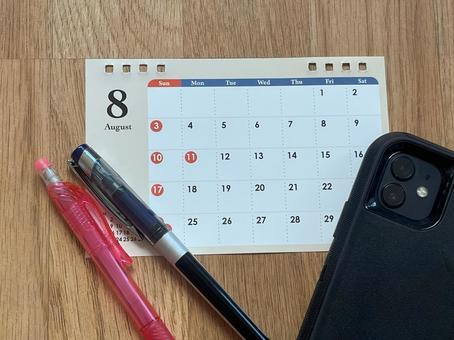 スマホ、カレンダー、デスク、机の上、8月 スマホ、カレンダー、デスク、机の上、8月 8月,カレンダー,夏休みの写真素材