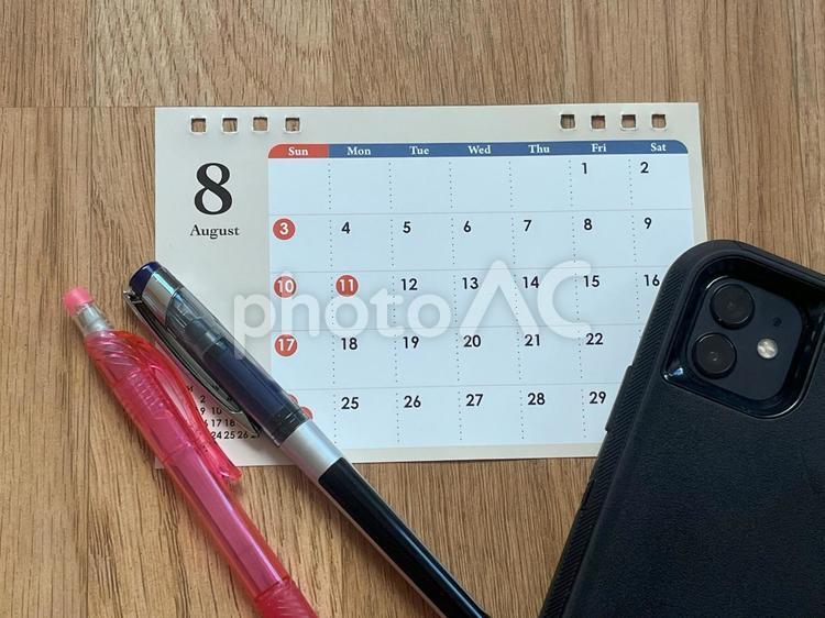 スマホ、カレンダー、デスク、机の上、8月 8月,カレンダー,夏休みの写真素材