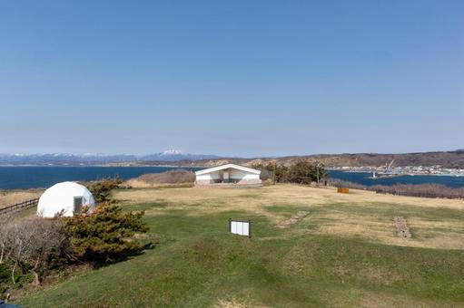 青い空と青い海と芝生 青い空と青い海と芝生 カモメ島,海,青空の写真素材