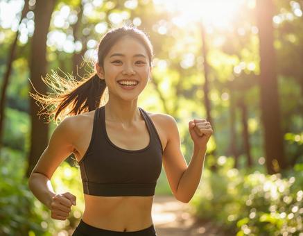 朝の光を浴びながらジョギングする女性 朝の光を浴びながらジョギングする女性の写真