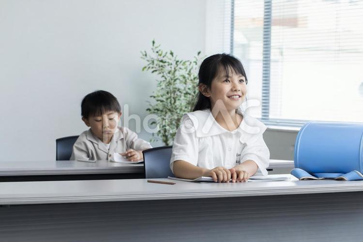 笑顔で勉強する小学生　student  塾,学習塾,習い事の写真素材