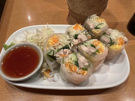 美味しそうな鶏肉入りの生春巻き・タイ料理 生春巻き,タイ料理,サラダの写真素材