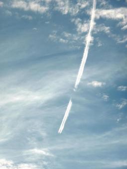 秋の空に飛行機雲が流れる風景 空,青空,雲の写真素材