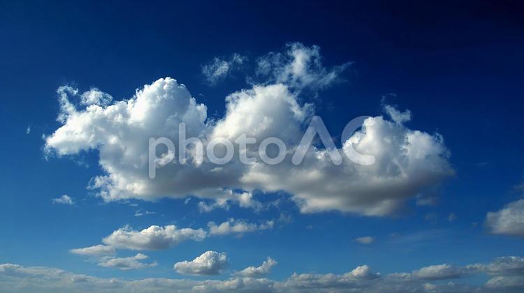 深く澄んだ青空といくつかの白い雲 空,青空,青の写真素材