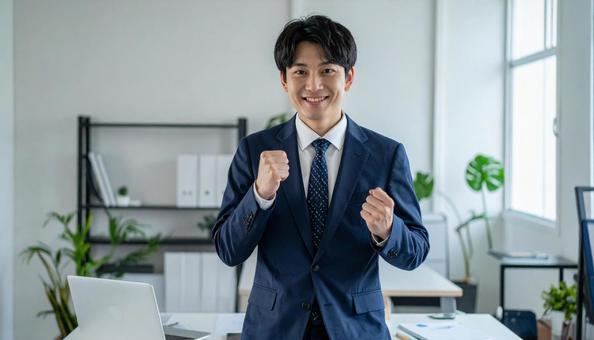 ガッツポーズするビジネスマン ガッツポーズするビジネスマンの写真