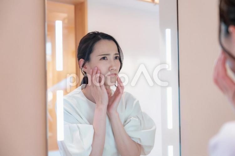 鏡の前で準備をする女性 かわいい,エイジングケア,肌ケアの写真素材