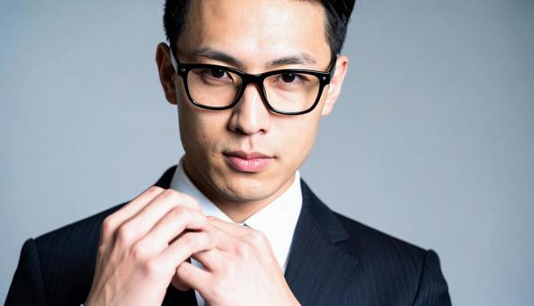 眼鏡をかけた知的で真面目そうな若い男性 眼鏡をかけた知的で真面目そうな若い男性の写真