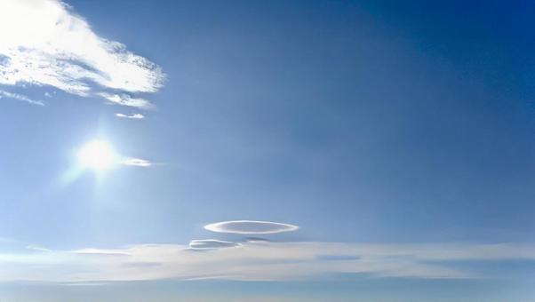 虹色の雲とレンズ雲 虹色の雲とレンズ雲 雲,快晴,虹色の写真素材