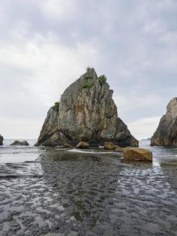 海に立つ大岩・橋杭岩 海に立つ大岩・橋杭岩の写真