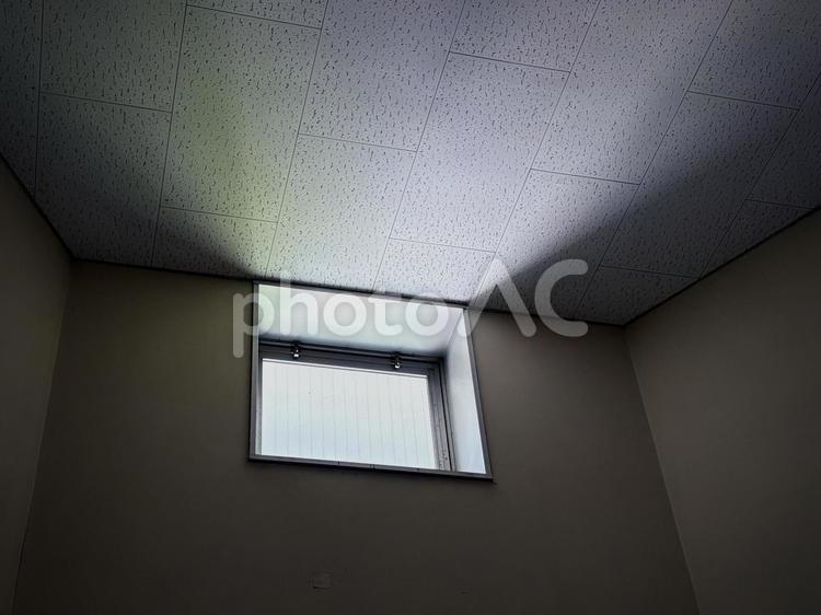 明かり取りの窓 採光窓,明り取り,明かりの写真素材