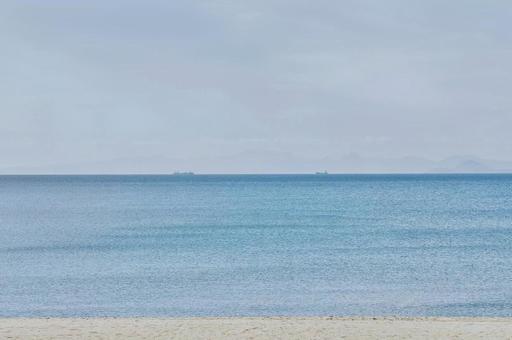 秋の虹ヶ浜から薄っすら見える九州の山並み 秋の虹ヶ浜から薄っすら見える九州の山並みの写真
