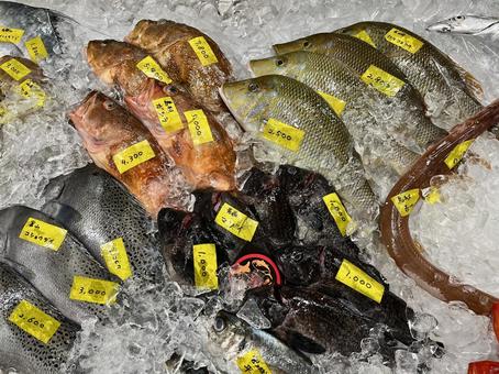 氷の上の新鮮な魚 氷の上の新鮮な魚の写真