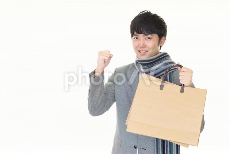 買い物袋を持つ笑顔の男性 男性,男,笑顔の写真素材