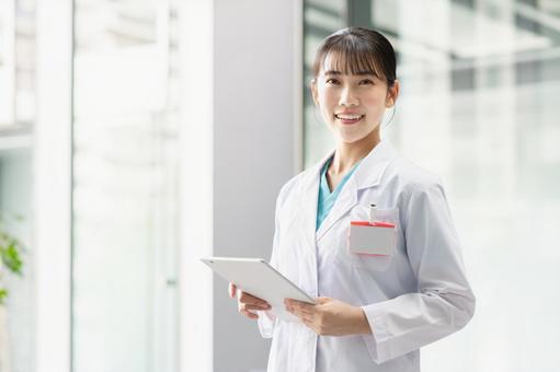 病院で働く若い女性医師 医師,女性,タブレットの写真素材