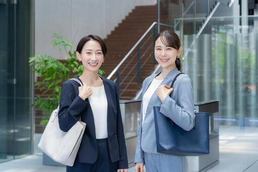 オフィスに通勤をするビジネスウーマン 通勤,ビジネスウーマン,女性の写真素材