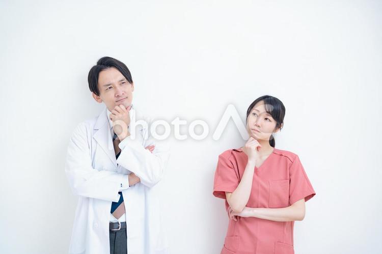 白衣を着た男性とスクラブを着た女性 看護師,女性,医者の写真素材