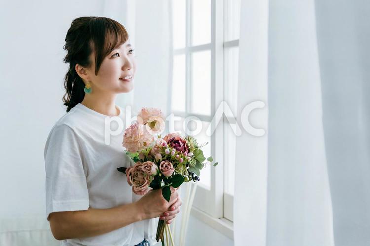贈り物の花束を持つ日本人女性の横顔 花,花束,女性の写真素材