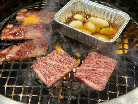 焼肉 焼肉 焼肉,バーベキュー,ニンニクの写真素材