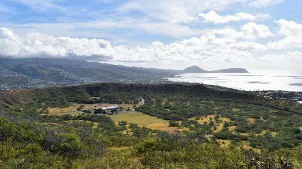 火口跡を見下ろすダイヤモンドヘッド 火口跡を見下ろすダイヤモンドヘッド ダイヤモンドヘッド,クレーター,火口の写真素材