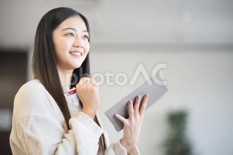 メモをとる女性の横顔 女性,大学生,メモの写真素材