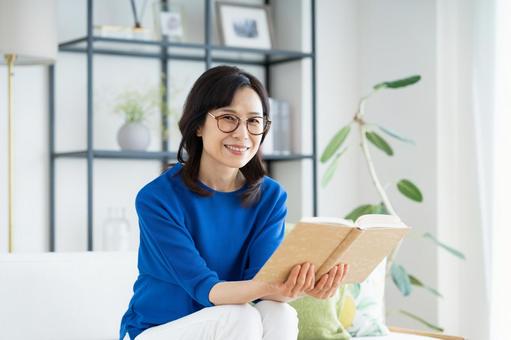 読書するミドルの女性 読書,本,読むの写真素材