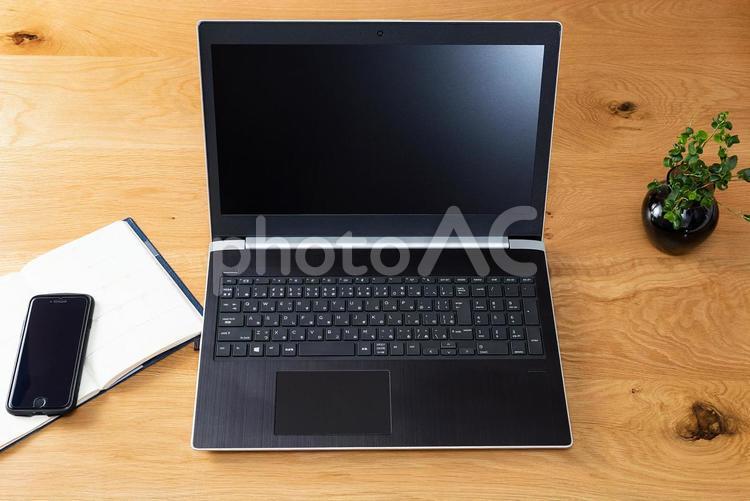 デスクに置かれたノートパソコン ノートパソコン,パソコン,仕事の写真素材