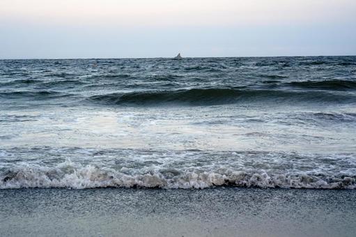 夏の夕暮れ時の海岸と波 夏の夕暮れ時の海岸と波 海,海岸,波打ち際の写真素材