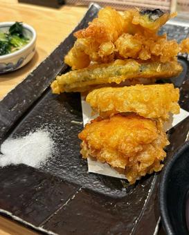 居酒屋カウンターの天ぷら盛り合わせ 天ぷら,えび天,野菜天ぷらの写真素材