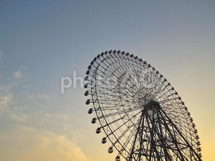 夕焼け空と観覧車 コピースペース,ゴンドラ,レジャーの写真素材