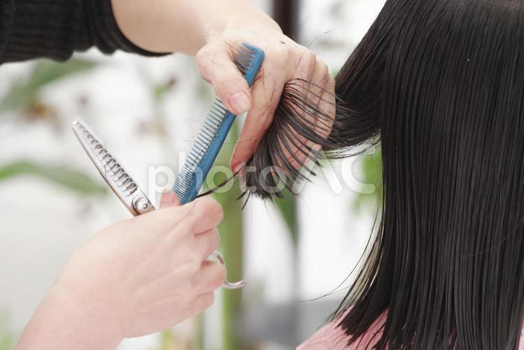 美容室でヘアカットをする女の子 女性,若い,10代の写真素材