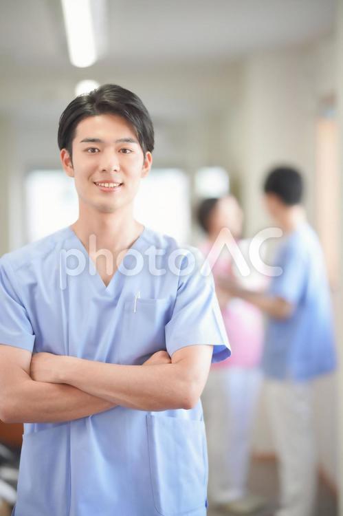 腕を組んでいる看護師 女性,男性,20代の写真素材