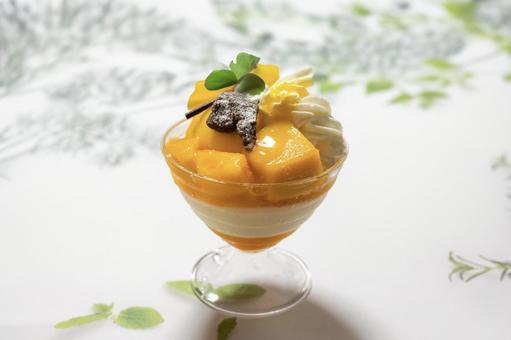 マンゴーたっぷり夏のカップケーキ マンゴー,ケーキ,スイーツの写真素材
